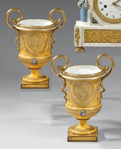 null Manufacture Impériale de Sèvres (genre de) Paire de vases de forme Médicis,...