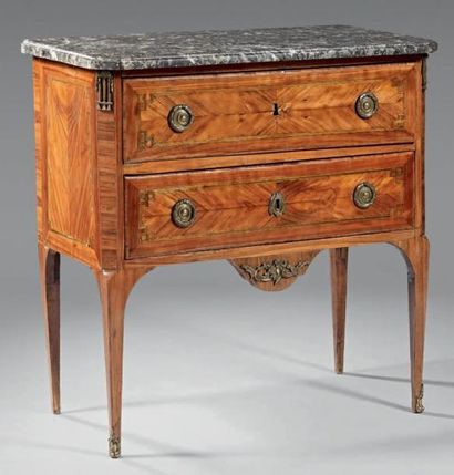 null Commode marquetée en quartefeuille de bois de rose dans des encadrements de...