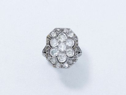 null Délicate bague hexagonale en platine, centrée d'une fleur ajourée ornée de diamants...