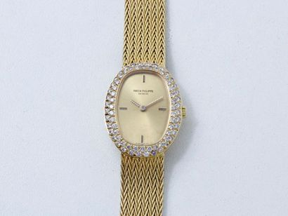 PATEK PHILIPPE Montre bracelet de dame or 18 K, cadran doré rayonnant avec index...