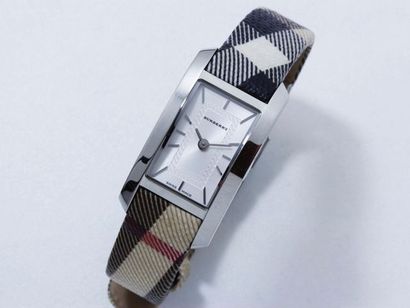 BURBERRY Montre bracelet de dame en acier, cadran argenté rayonnant avec index bâtons...