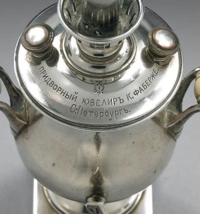 null Briquet de table en forme de petit samovar en argent. Il est gravé sur le couvercle...