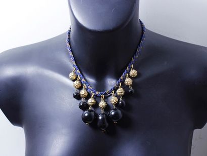 Y SAINT LAURENT attribué à Collier composé d'une tresse ornée de perles en métal...