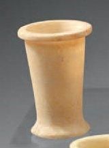  Vase à kohol tronconique, à pied tronconique saillant et lèvre horizontale. Albâtre....