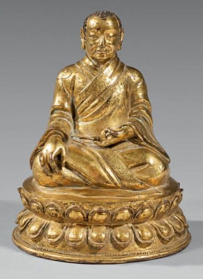 TIBET Statuette de lhama en bronze doré, assis en padmasana sur un socle en forme...