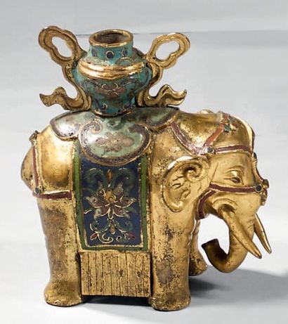 CHINE Eléphant en bronze doré et émaux champlevés et cloisonnés, un vase posé sur...