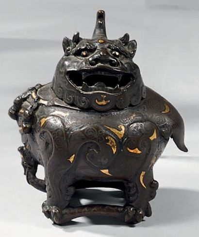 CHINE Petit modèle de brûle-parfum en bronze incrus-té d'argent et or, en forme de...