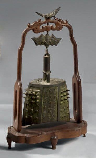 CHINE Cloche gong en bronze dans le style archaïque surmonté de deux chauve-souris,...