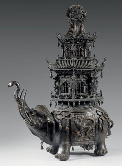 CHINE Grand et beau brule-parfum en bronze à patine brune re-présentant un éléphant...