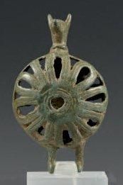  Idole-grelot anthropomorphe. Bronze à patine verte. Transcaucasie, IXème - VIIIème...