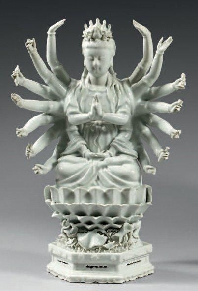 CHINE Avalokitesvara à 18 bras assise en position du lotus sur une quadruple rangée...