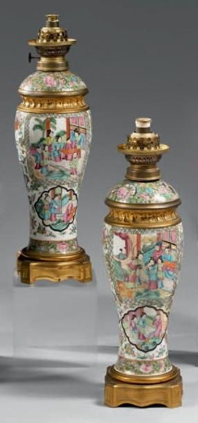 CHINE Paire de vases en porcelaine de Canton, décorée en émaux de la famille rose...