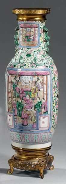 CHINE Grand vase de forme balustre décoré en émaux de la famille rose de scènes de...