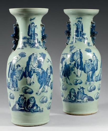 CHINE Canton Paire de vases de forme balustre en por-celaine décorée en bleu sous...
