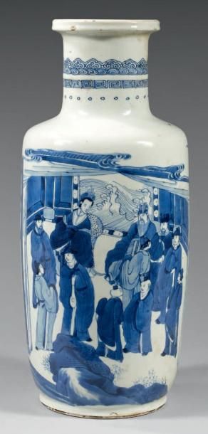 CHINE Beau vase rouleau décoré en bleu sous couverte d'une scène de réception dans...