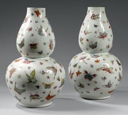 CHINE Paire de vases double-gourde décorés en émaux de la famille rose de papillons....