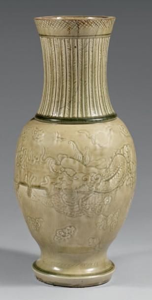 CHINE Vase de forme balustre en grès porcelaineux, à couverte céladon vert, décoré...