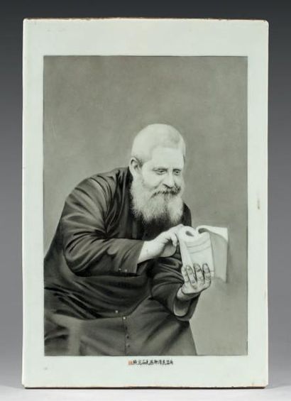 CHINE Plaque de forme rectangulaire en porcelaine, portrait d'un étranger lisant...