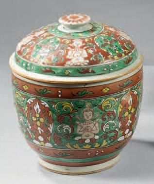 CHINE Bencharong, pour la Thaïlande. Pot couvert en porcelaine décorée en émaux polychromes...
