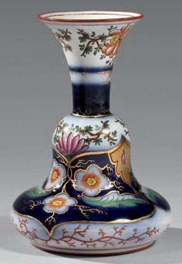 Fabrique LANGLOIS à BAYEUX Vase soliflore de forme balustre à panse aplatie, décorée...