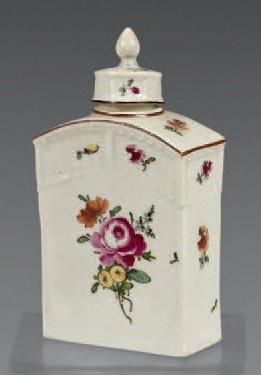 LUDWIGSBURG Boîte à thé couverte de forme quadrangulaire, à décor floral polychrome,...
