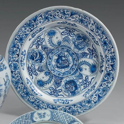 NEVERS Grand plat rond décoré en camaïeu bleu dans le goût de la Chine, d'objets...