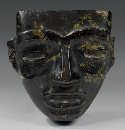  Culture Teotihuacan, Mexique Masque anthropomorphe. Serpentine vert sombre légèrement...