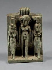  Amulette en forme de triade isiaque représentant Harpo-crate debout entre Isis et...