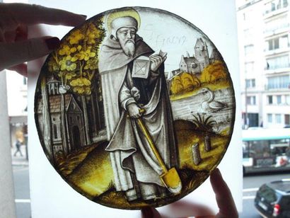 null Rondel en grisaille et jaune d'argent, représentant saint Fiacre (patron des...