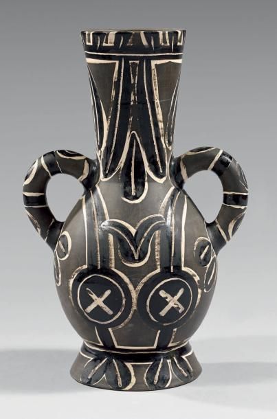 PICASSO (édition) Vase «Deux anses hautes». Réplique en terre de faïence blanche,...