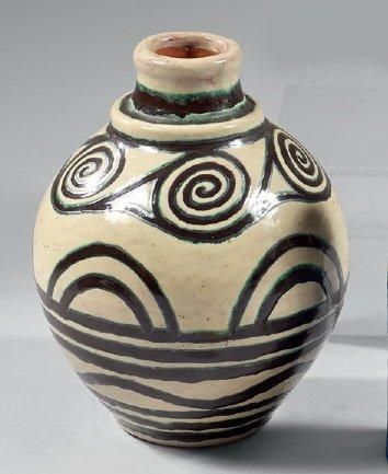 GILLARD M Grand vase ovoïde en céramique. Décor de spirales et d'arcs de cercles,...