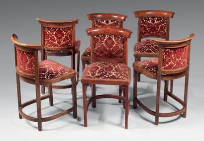 TRAVAIL ÉTRANGER Suite de six chaises en bois vernissé à dossier ban­deau concave,...