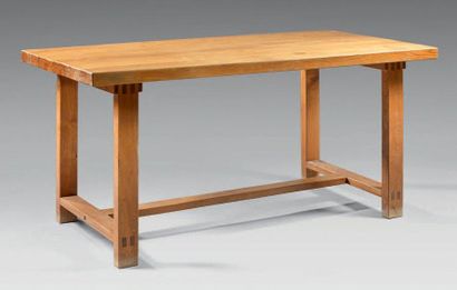CHAPEAU Pierre Table rectangulaire en chêne à piètement à sections car­rées réunie...