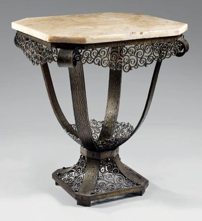 TACCOTI-PAULIN Petite table d'appoint octogonale en fer forgé à décor d'enroulements,...