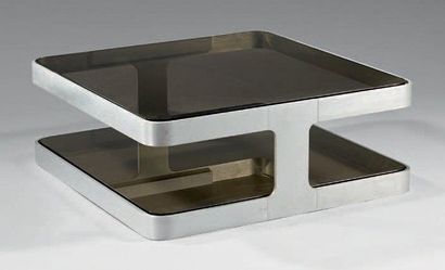 TRAVAIL FRANÇAIS 1970 Table basse à structure en inox brossé à deux plateaux en verre...