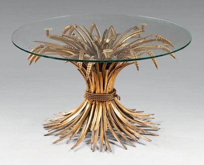 CHARLES & FILS (attribué à) Table basse en métal doré, fût formé d'un bouquet d'épis...