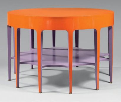 CAUMONT, Bruno de Grande table ronde «Demillieux» en bois laqué orange et violet...