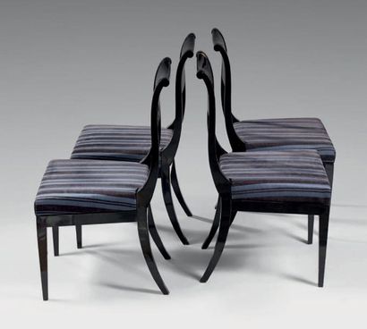 MASSANT Suite de quatre chaises en bois laqué noir à dossier ban­deau légèrement...