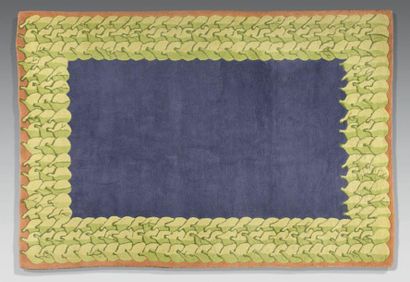 ANONYME Tapis en laine. Décor de fruits stylisés, vert et bleu. Dimensions: 260 x...