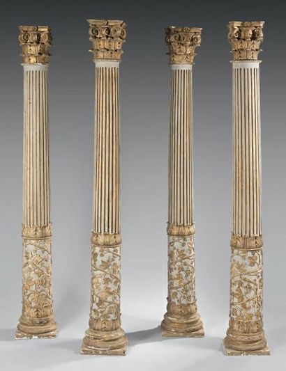 Suite de quatre colonnes en bois sculpté,...