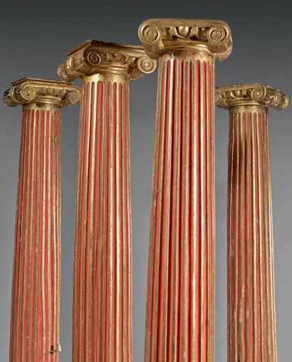 null Suite de quatre colonnes en bois sculpté, rechampi rouge sang de boeuf ou doré,...