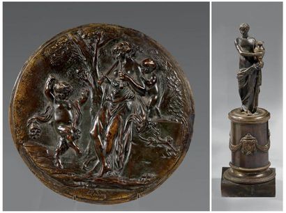 CLODION (d'après) Plaque ronde en bronze ciselé et patiné figurant une vestale à...