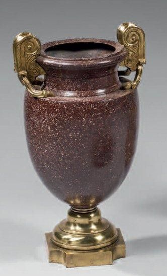 null Vase ovoïde, en tôle laquée à l'imitation du por­phyre, monture de bronze ciselé...