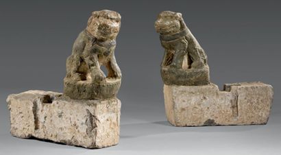 CHINE - Epoque TANG (618-907) Paire de supports en pierre surmontés de chimères as­sises....