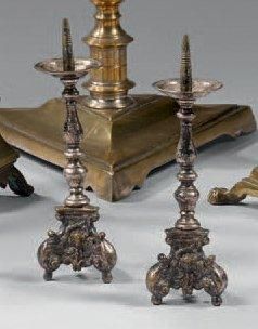  Paire de petits pique-cierges en bronze à décor de masques XIXème siècle