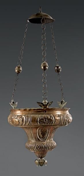 Lampe de sanctuaire en cuivre estampé repoussé, à décor de gerbes de blé et d'amours....