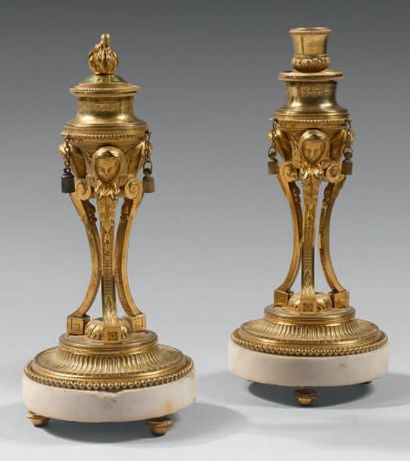  Paire de bougeoirs cassolettes en bronze ciselé et doré en forme d'athéniennes;...