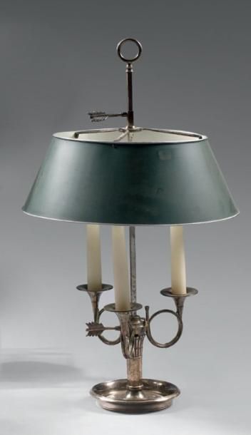 null Lampe bouillotte à deux lumières en bronze argenté à décor de trompes de ch...