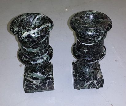 null Paire de vases en marbre vert antique de forme Médicis, H: 22 cm XIXème siè...