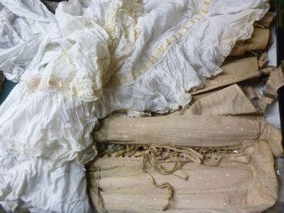 null Valise contenant du linge de corps vers 1900-1930: 2 jupons, 1 chemise de nuit,...